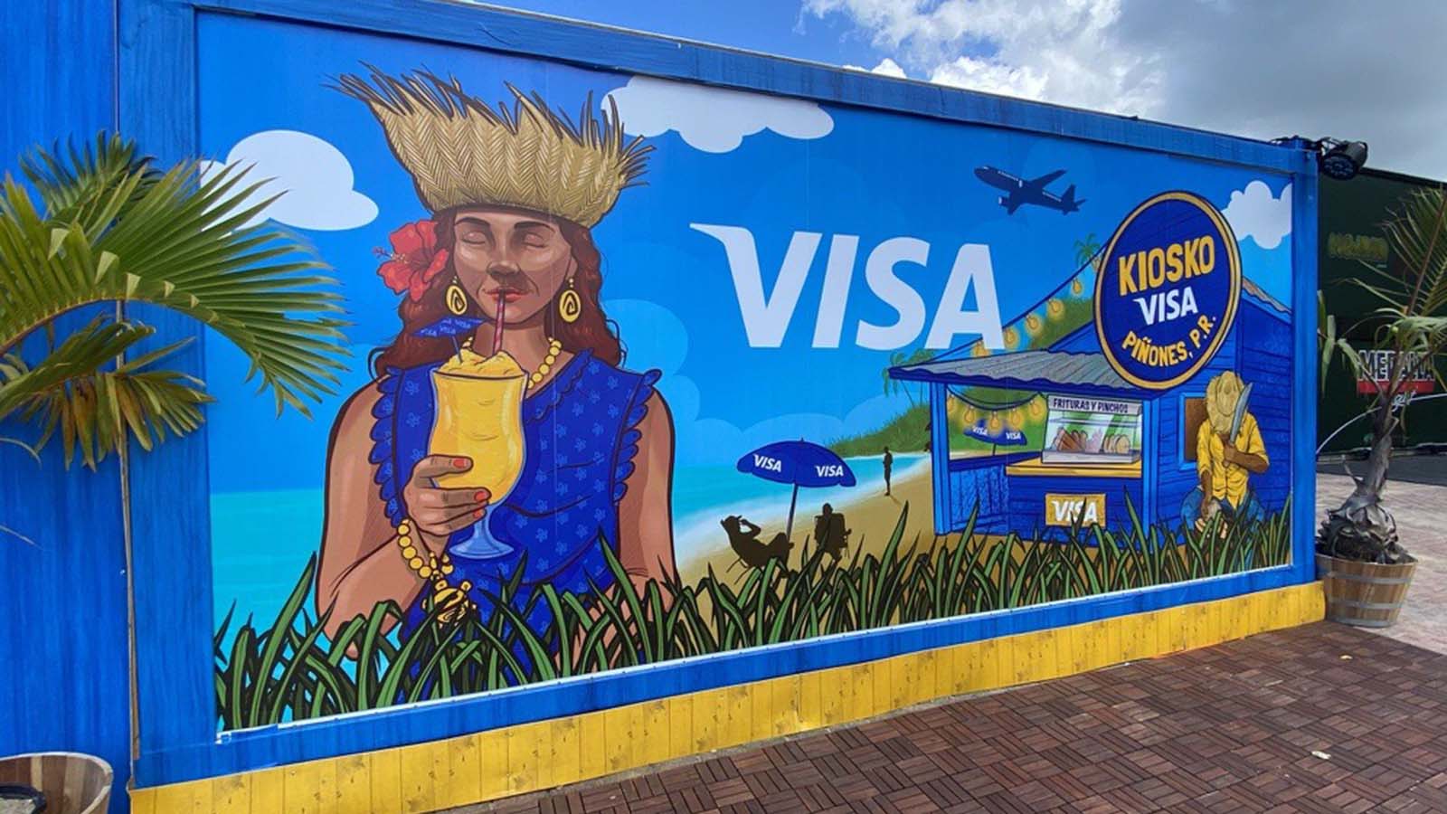 Mural de una mujer en la playa